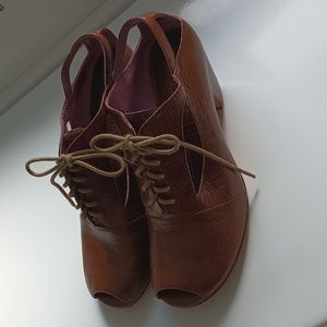 GEE WAWA Leather Peep Toe Lace Up, Cut Out Heels. Size 9